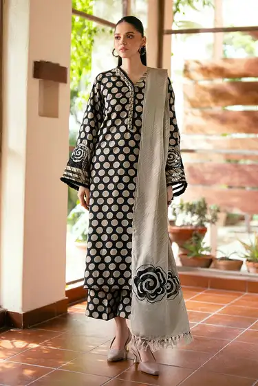 Baroque Dhanak Edition 2025 – Digital Printed & Embroidered 3-Piece Suit Baroque Dhanak unstitched 3-piece digital printed and embroidered suit with shawl and trouser from the 2025 winter collection.