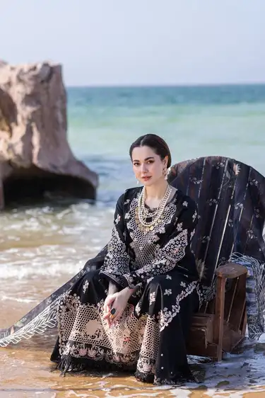 Qalamkar Dhanak Hit Code Winter Collection 2025 – Luxury Embroidered 3-Piece Suit Qalamkar unstitched embroidered Dhanak suit with digital wool shawl dupatta and dyed trouser, from Winter Collection 2025.